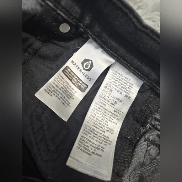 Levi's Dark Denim Women's Shorts - Picture 7 of 9